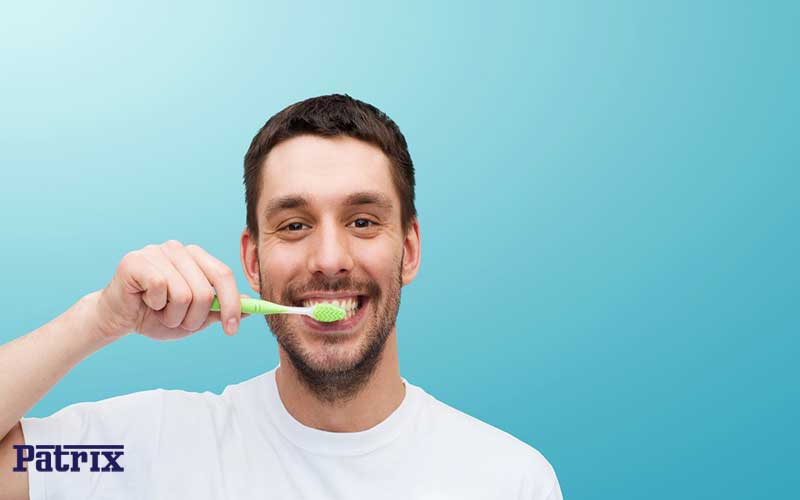 استفاده از مسواک برای درمان زردی دندان