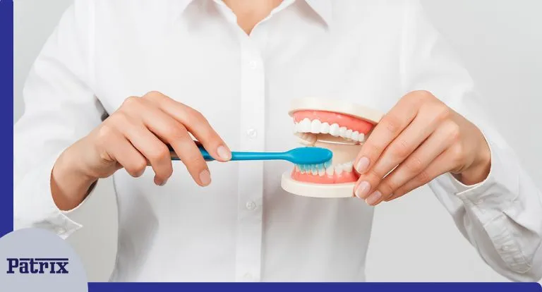 اشتباهات رایج هنگام مسواک‌زدن دندان مصنوعی